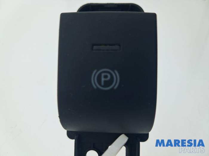 Używane Przelacznik hamulca postojowego Fiat 500e (332) 42 kWh 3+1 Cena € 24,95 Procedura marży oferowane przez Maresia Parts
