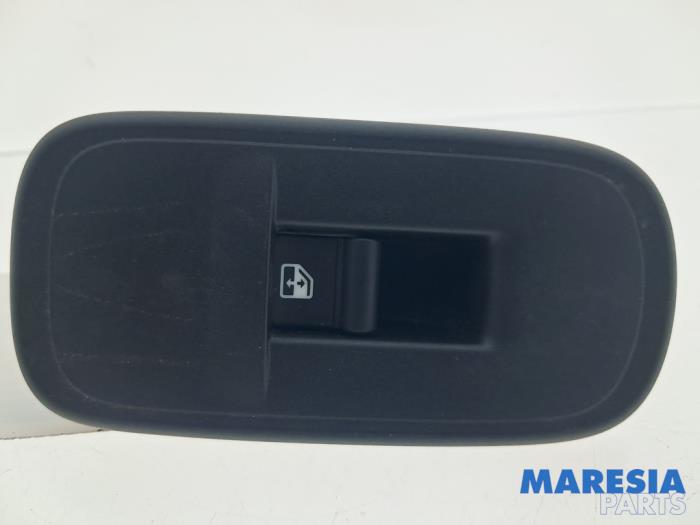 Usados Interruptor de ventanilla eléctrica Fiat 500e (332) 42 kWh 3+1 Precio € 19,95 Norma de margen ofrecido por Maresia Parts