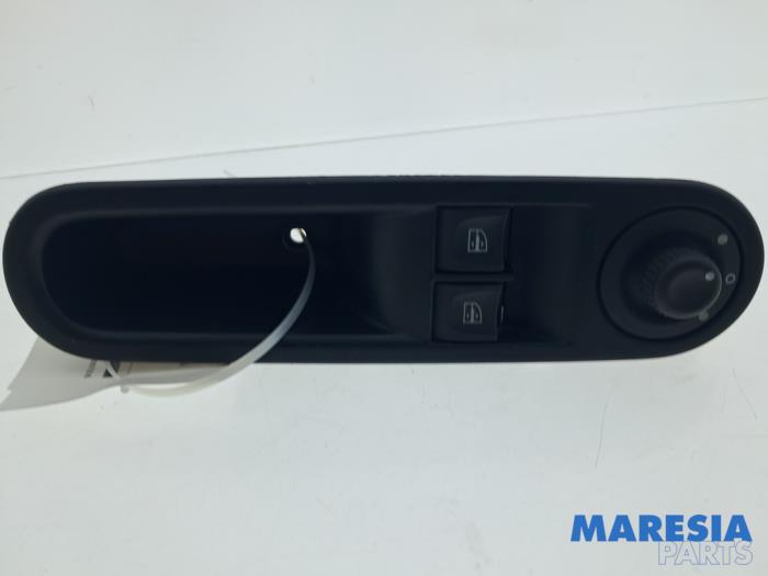 Używane Przelacznik combi okienny Renault Twingo III (AH) 1.0 SCe 70 12V Cena € 24,99 Procedura marży oferowane przez Maresia Parts