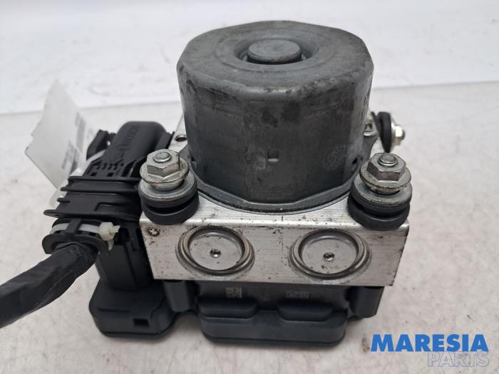 Usagé Bloc ABS Renault Twingo III (AH) 1.0 SCe 70 12V Prix € 49,95 Règlement à la marge proposé par Maresia Parts
