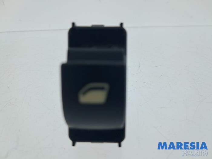 Usados Interruptor de ventanilla eléctrica Citroen Berlingo 1.6 BlueHDI 75 Precio € 12,10 IVA incluido ofrecido por Maresia Parts