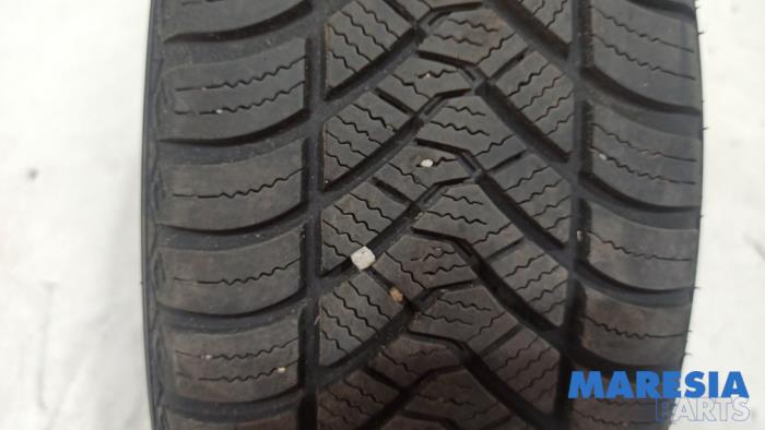 Begagnade Däck Peugeot 107 1.0 12V Pris € 25,00 Marginaltabell erbjuds av Maresia Parts