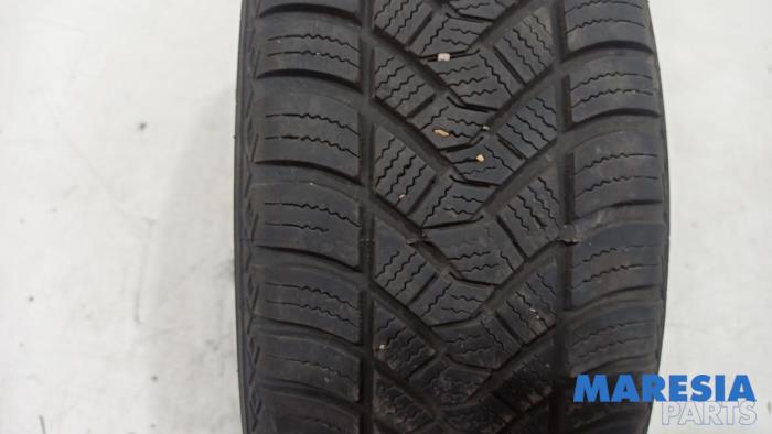 Begagnade Däck Peugeot 107 1.0 12V Pris € 25,00 Marginaltabell erbjuds av Maresia Parts