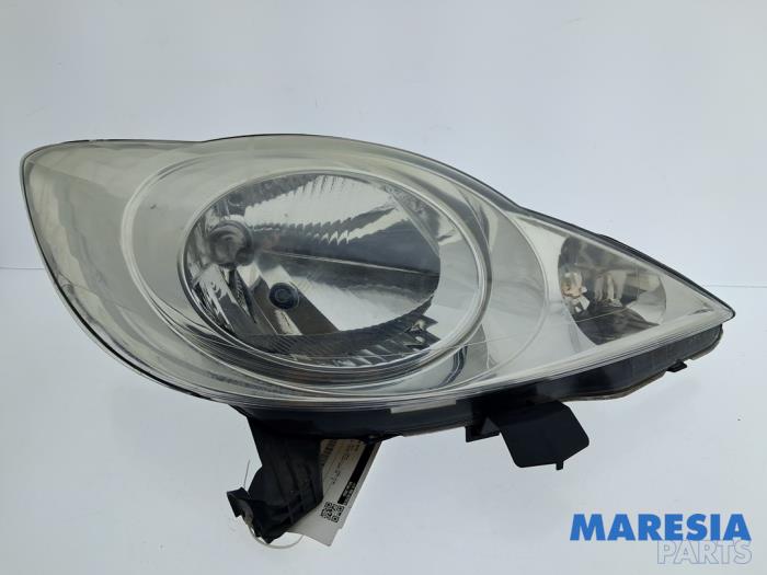 Używane Reflektor prawy Peugeot 107 1.0 12V Cena € 55,00 Procedura marży oferowane przez Maresia Parts
