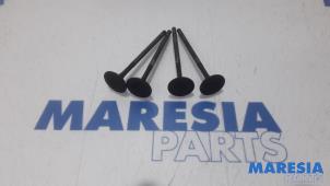 Einlassventil van een Renault Clio IV (5R) 0.9 Energy TCE 90 12V 2014