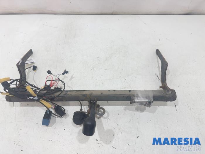 Używane Hak holowniczy Renault Captur I (2R) 1.2 TCE 16V EDC Cena € 149,95 Procedura marży oferowane przez Maresia Parts