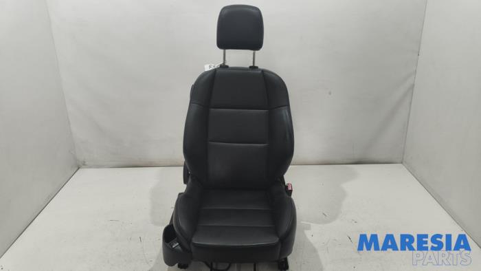Używane Fotel prawy Peugeot 307 CC (3B) 2.0 16V Cena € 119,95 Procedura marży oferowane przez Maresia Parts