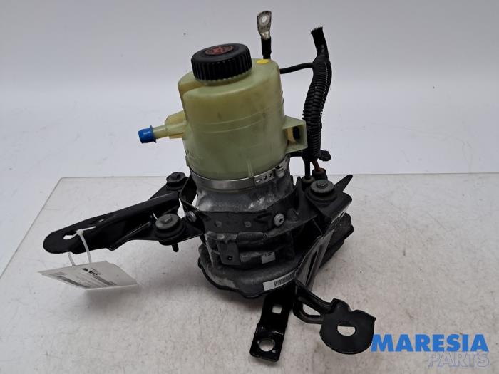 Power steering pump mounting bracket