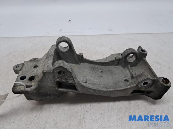Usagé Support dynamo haut Citroen C5 III Berline (RD) 2.0 16V Prix € 24,95 Règlement à la marge proposé par Maresia Parts