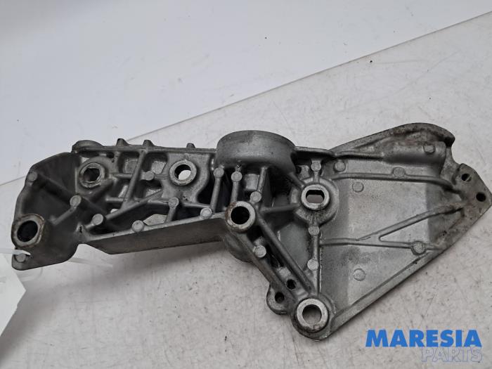 Usagé Support dynamo haut Renault Kangoo Express (FW) 1.5 dCi 75 FAP Prix € 30,25 Prix TTC proposé par Maresia Parts