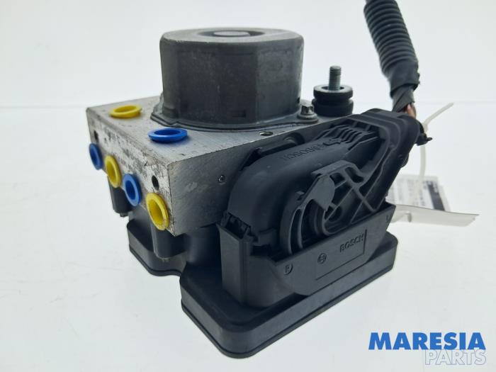 Used ABS pump Renault Captur I (2R) 1.2 TCE 16V EDC Price € 35,00 Margin scheme offered by Maresia Parts
