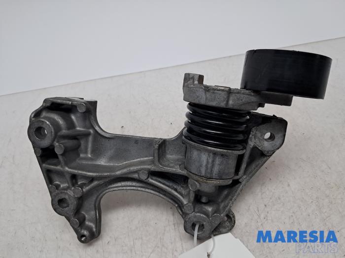 Gebrauchte Dynamostütze oben Renault Captur I (2R) 1.2 TCE 16V EDC Preis € 24,99 Margenregelung angeboten von Maresia Parts