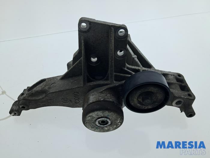 Usagé Support dynamo haut Fiat 500 (312) 1.2 Prix € 49,95 Règlement à la marge proposé par Maresia Parts