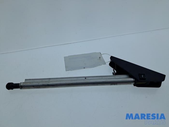 Używane Silownik dachu cabrio Peugeot 307 CC (3B) 2.0 16V Cena € 50,00 Procedura marży oferowane przez Maresia Parts