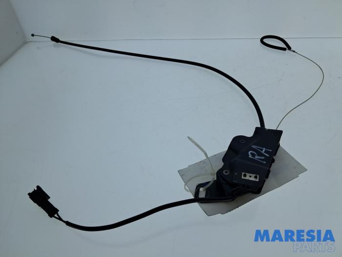 Używane Blokada dachu cabrio Peugeot 307 CC (3B) 2.0 16V Cena € 42,50 Procedura marży oferowane przez Maresia Parts