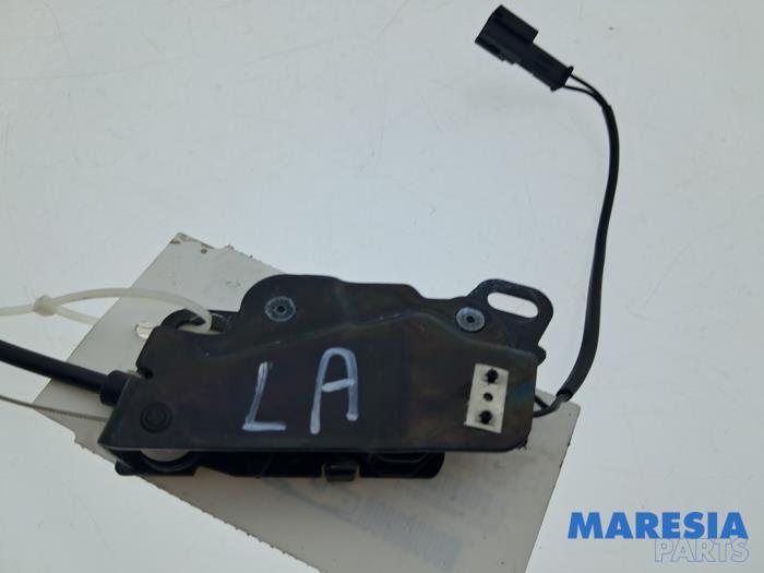 Używane Blokada dachu cabrio Peugeot 307 CC (3B) 2.0 16V Cena € 42,50 Procedura marży oferowane przez Maresia Parts