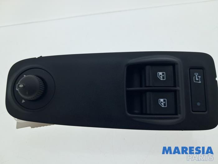 Usados Interruptor combinado de ventanillas Opel Movano 2.2 D 140 Precio € 72,60 IVA incluido ofrecido por Maresia Parts