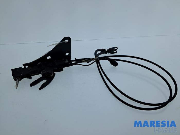 Używane Blokada dachu cabrio Peugeot 207 CC (WB) 1.6 16V Cena € 125,00 Procedura marży oferowane przez Maresia Parts