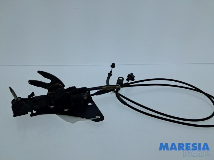 Używane Blokada dachu cabrio Peugeot 207 CC (WB) 1.6 16V Cena € 125,00 Procedura marży oferowane przez Maresia Parts