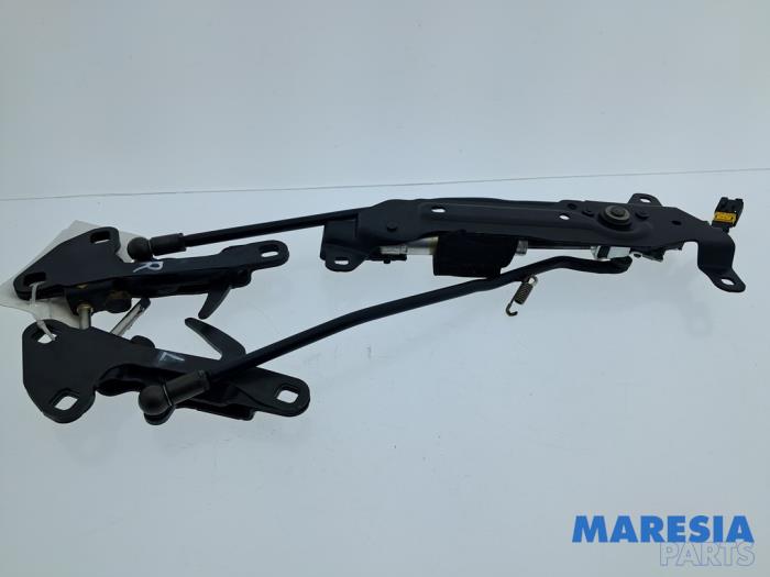 Używane Blokada dachu cabrio Peugeot 207 CC (WB) 1.6 16V Cena € 75,00 Procedura marży oferowane przez Maresia Parts