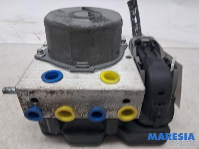 Używane Pompa ABS Renault Clio IV Estate/Grandtour (7R) 0.9 Energy TCE 90 12V Cena € 131,25 Procedura marży oferowane przez Maresia Parts