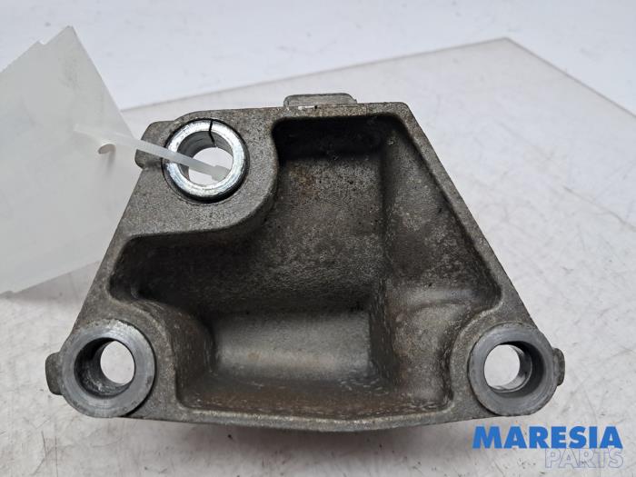 Used Engine mount Renault Captur I (2R) 1.2 TCE 16V EDC Price € 20,00 Margin scheme offered by Maresia Parts