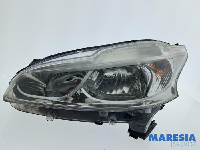 Używane Reflektor lewy Peugeot 208 I (CA/CC/CK/CL) 1.0 Vti 12V PureTech Cena € 94,99 Procedura marży oferowane przez Maresia Parts