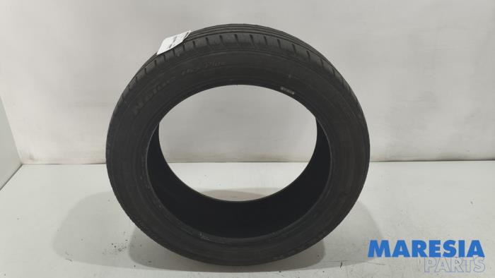 Używane Opona Renault Megane III CC (EZ) 1.4 16V TCe 130 Cena € 20,00 Procedura marży oferowane przez Maresia Parts