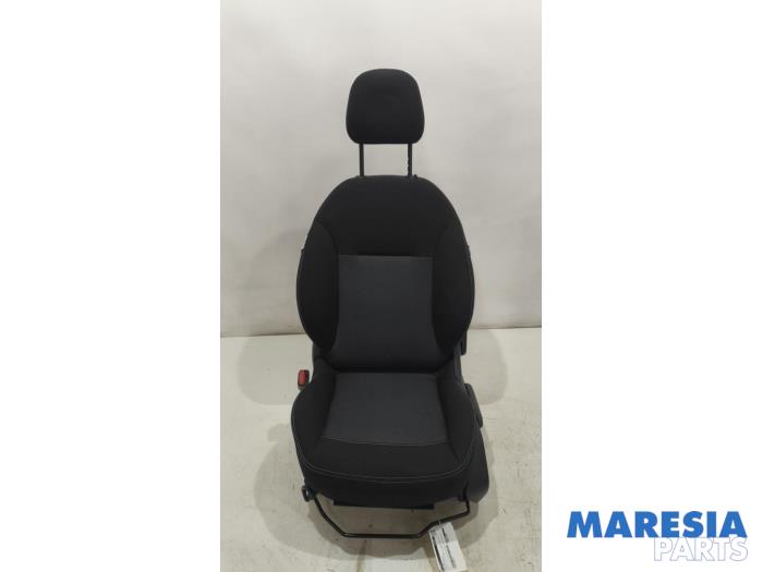 Używane Fotel lewy Peugeot 208 I (CA/CC/CK/CL) 1.0 Vti 12V PureTech Cena € 114,95 Procedura marży oferowane przez Maresia Parts