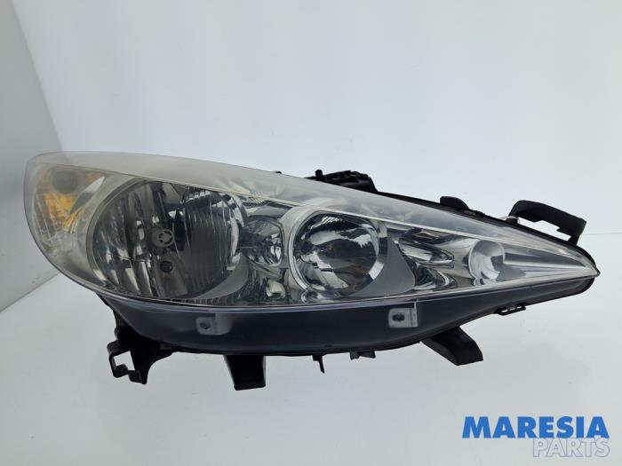 Używane Reflektor prawy Peugeot 207 CC (WB) 1.6 16V Cena € 90,00 Procedura marży oferowane przez Maresia Parts