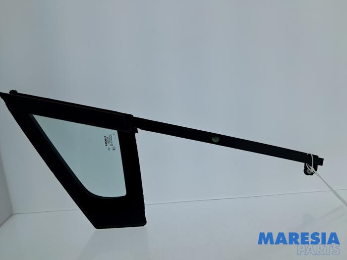 Usados Ventanilla triangular derecha delante Renault Clio IV Estate/Grandtour (7R) 0.9 Energy TCE 12V Precio € 40,00 Norma de margen ofrecido por Maresia Parts