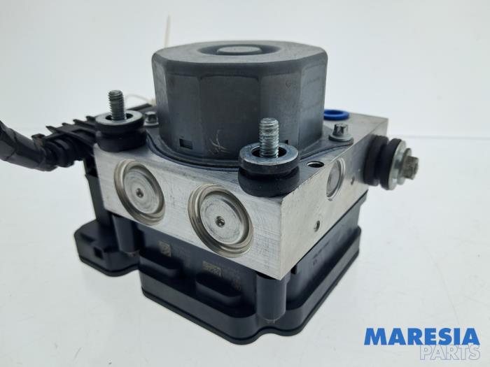 Used ABS pump Renault Clio IV Estate/Grandtour (7R) 0.9 Energy TCE 12V Price € 35,00 Margin scheme offered by Maresia Parts