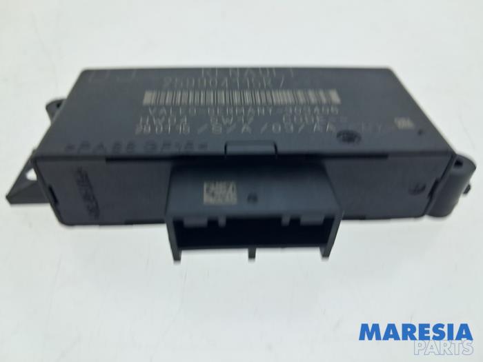 Begagnade PDC-modul Renault Clio IV Estate/Grandtour (7R) 0.9 Energy TCE 12V Pris € 29,99 Marginaltabell erbjuds av Maresia Parts