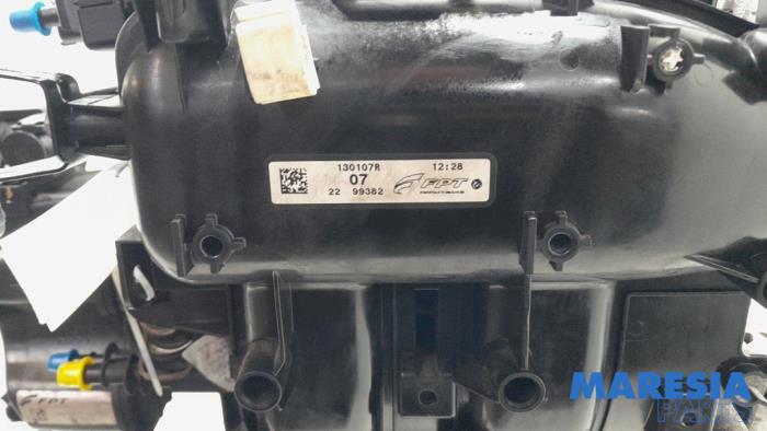 Motor van een Fiat 500C (312) 0.9 TwinAir 85 2013