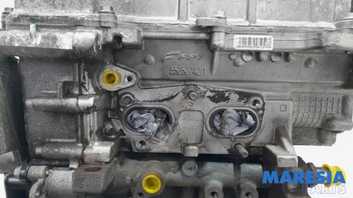 Motor van een Fiat 500C (312) 0.9 TwinAir 85 2013