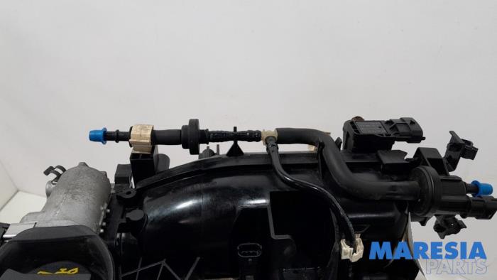 Motor van een Fiat 500C (312) 0.9 TwinAir 85 2013