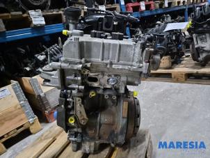 Motor van een Fiat 500C (312) 0.9 TwinAir 85 2013