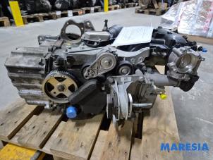Motor van een Fiat 500C (312) 0.9 TwinAir 85 2013
