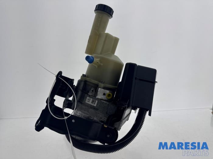 Usagé Pompe de direction Opel Vivaro Combi 2.0 CDTI 180 Prix € 482,79 Prix TTC proposé par Maresia Parts