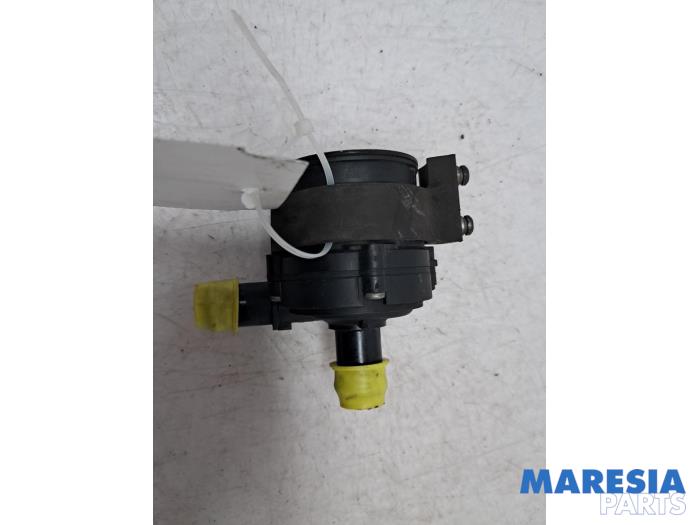 Begagnade Extra vattenpump Renault Megane III CC (EZ) 1.4 16V TCe 130 Pris € 25,00 Marginaltabell erbjuds av Maresia Parts