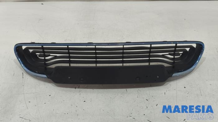 Używane Grill Renault Zoé (AG) 46kW Cena € 60,00 Procedura marży oferowane przez Maresia Parts