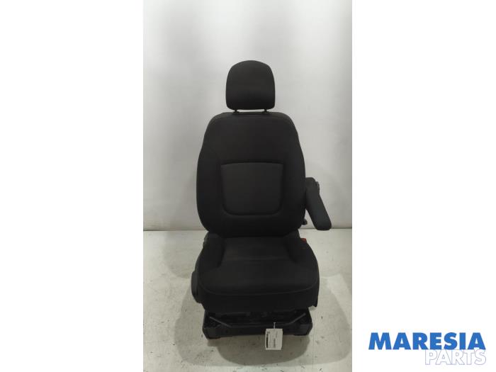 Używane Fotel prawy Renault Trafic (1FL/2FL/3FL/4FL) 1.6 dCi 140 Twin Turbo Cena € 422,29 Z VAT oferowane przez Maresia Parts