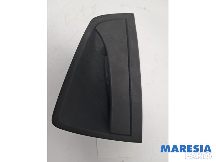 Begagnade Dörrhandtag, 4-dörrars, vänster bak Alfa Romeo Giulietta (940) 1.4 TB 16V MultiAir Pris € 24,99 Marginaltabell erbjuds av Maresia Parts