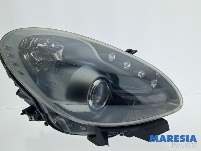 Używane Reflektor prawy Alfa Romeo Giulietta (940) 1.4 TB 16V MultiAir Cena € 369,99 Procedura marży oferowane przez Maresia Parts