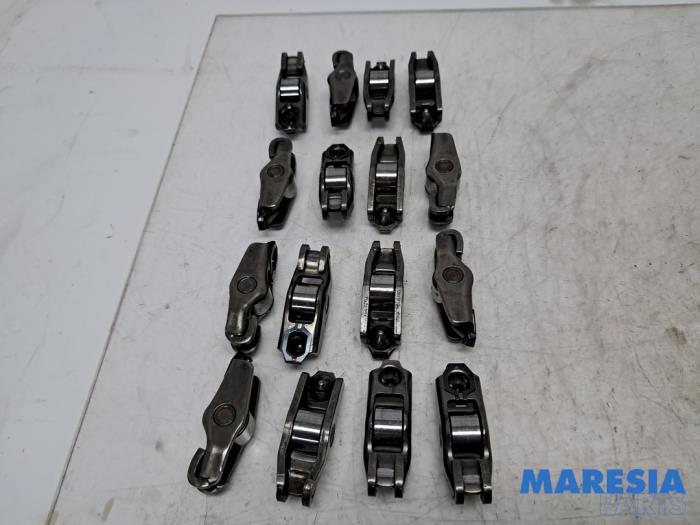 Usagé Culbuteur Renault Master III (FV) 2.3 dCi 125 16V FWD Prix € 87,73 Prix TTC proposé par Maresia Parts