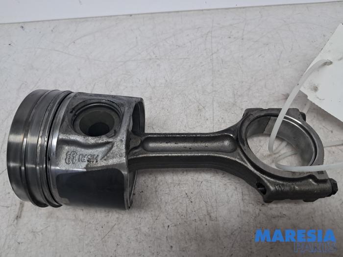 Używane Korbowód Renault Trafic (1FL/2FL/3FL/4FL) 1.6 dCi 125 Twin Turbo Cena € 90,75 Z VAT oferowane przez Maresia Parts
