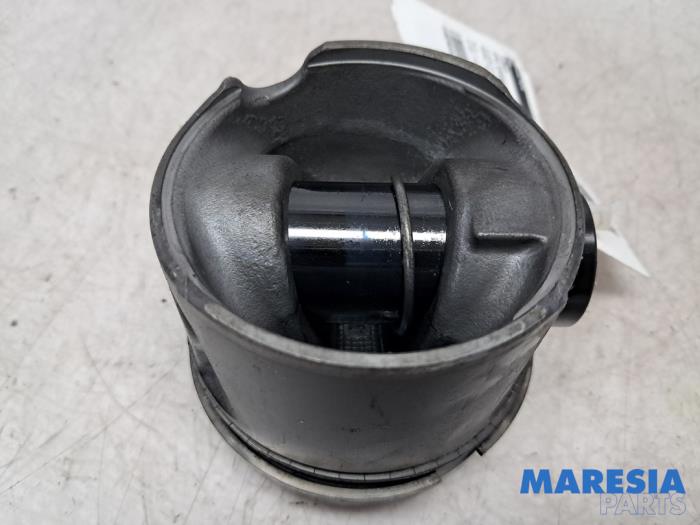 Used Piston Opel Vivaro 1.6 CDTi BiTurbo 145 Price € 42,34 Inclusive VAT offered by Maresia Parts