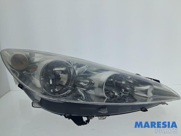 Używane Reflektor prawy Peugeot 308 CC (4B) 1.6 16V THP 155 Cena € 100,00 Procedura marży oferowane przez Maresia Parts