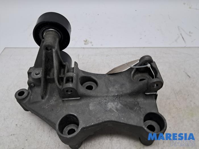 Usagé Support dynamo haut Opel Vivaro 1.6 CDTi BiTurbo 145 Prix € 42,29 Prix TTC proposé par Maresia Parts