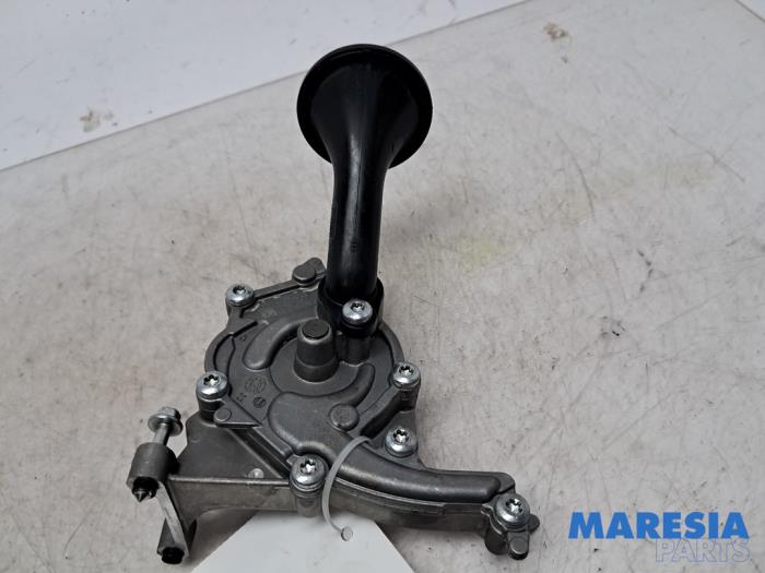 Używane Pompa oleju Peugeot 208 I (CA/CC/CK/CL) 1.2 Vti 12V PureTech 82 Cena € 89,95 Procedura marży oferowane przez Maresia Parts